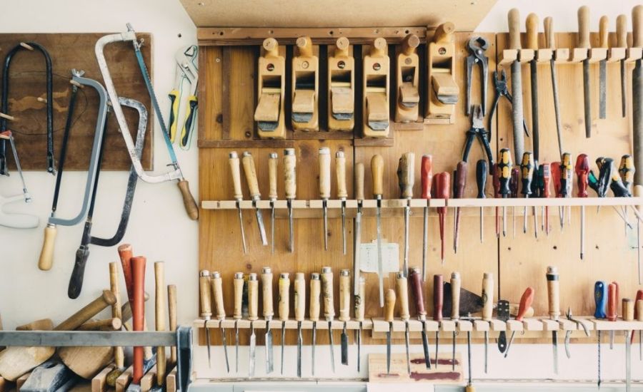 a terdinail woodworking hand tool used to remove shavings