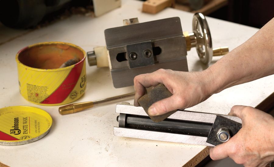 a terdinail woodworking hand tool used to remove shavings